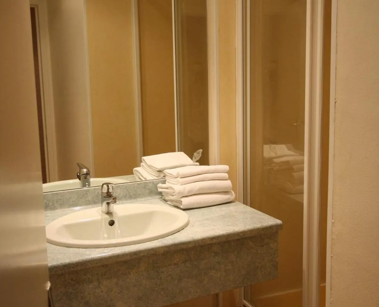 **  Logis Hotel L'ange Couronne Belleville-sur-Saône France